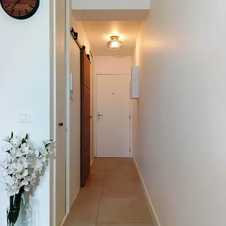 Apartment New! Sea View - Beachfront Living In Cannes, Boulevard Du Midi - Nouveau! Vue Mer, Face A La Plage, Les Pieds Dans L'eau *