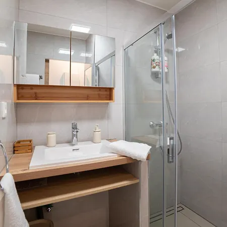 New! Sea View - Beachfront Living In Cannes, Boulevard Du Midi - Nouveau! Vue Mer, Face A La Plage, Les Pieds Dans L'eau Apartment