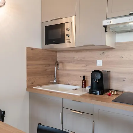 New! Sea View - Beachfront Living In Cannes, Boulevard Du Midi - Nouveau! Vue Mer, Face A La Plage, Les Pieds Dans L'eau Apartment *